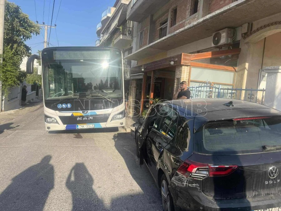 Αχαρνές: Λεωφορείο «κύλησε» και έπεσε πάνω σε ψησταριά