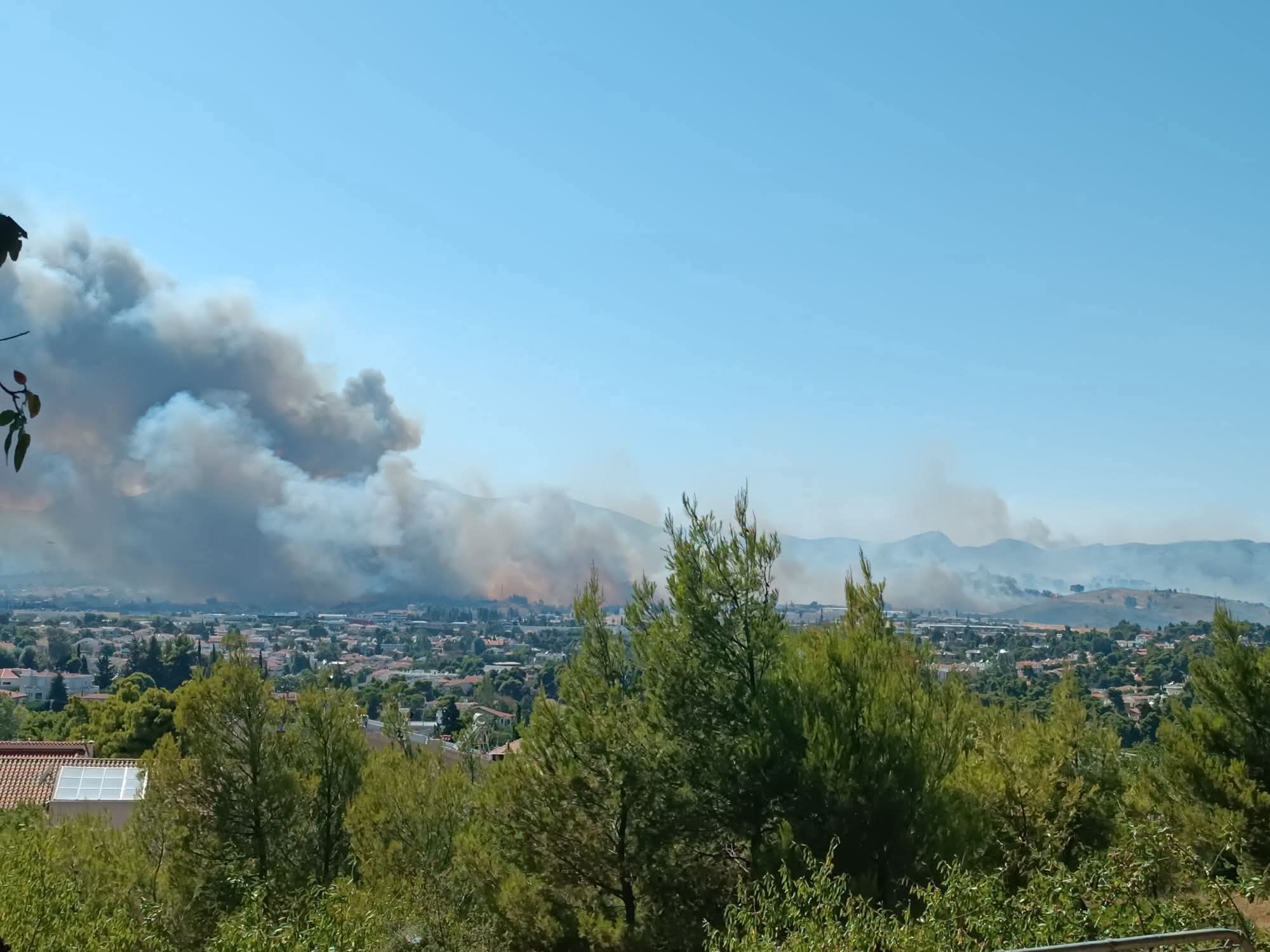 Αποπνικτική η ατμόσφαιρα λόγω της πυρκαγιάς στον Άγιο Στέφανο