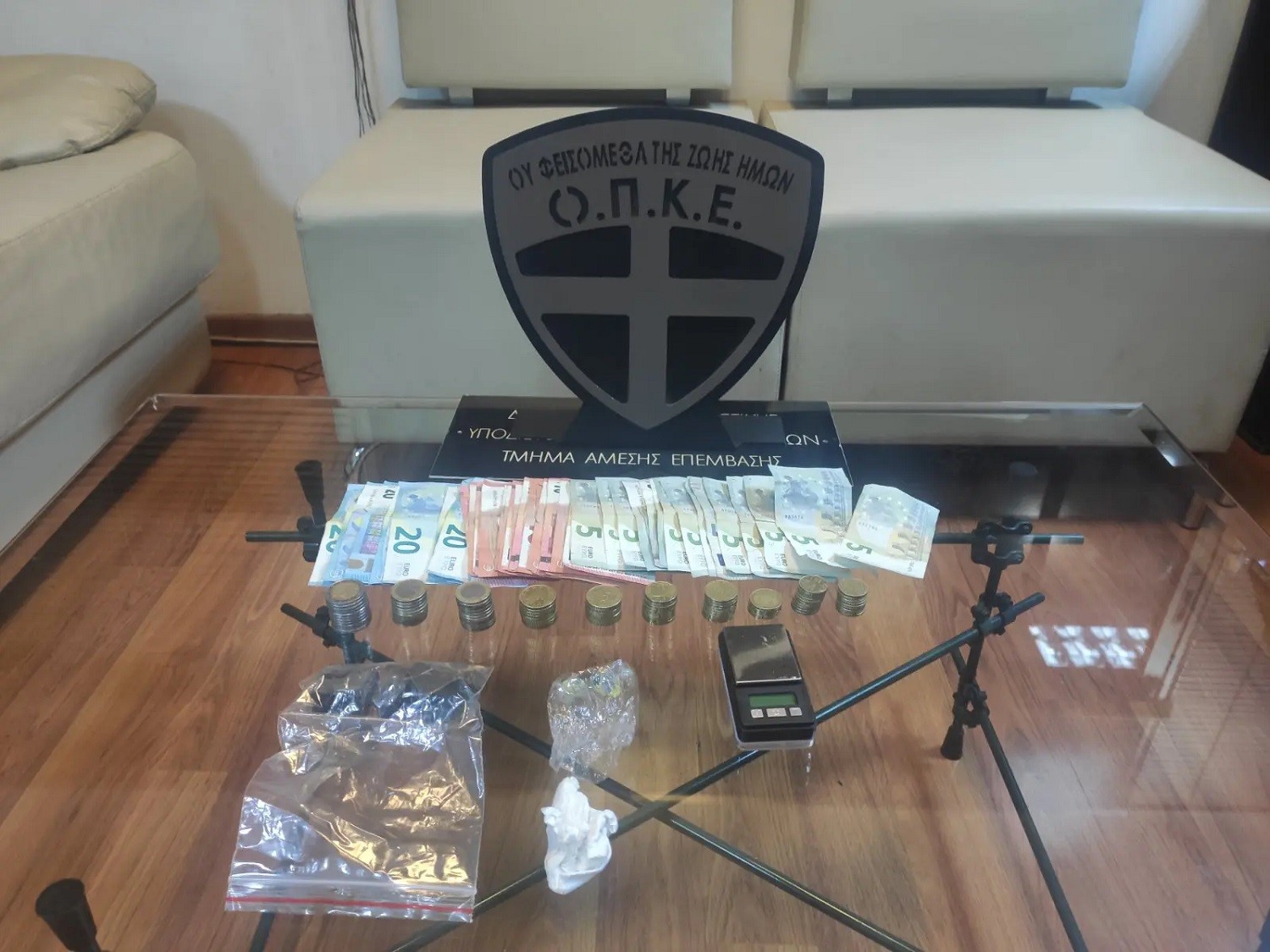 Αχαρνές: Χειροπέδες σε 20χρονη για διακίνηση ναρκωτικών ουσιών (βίντεο)