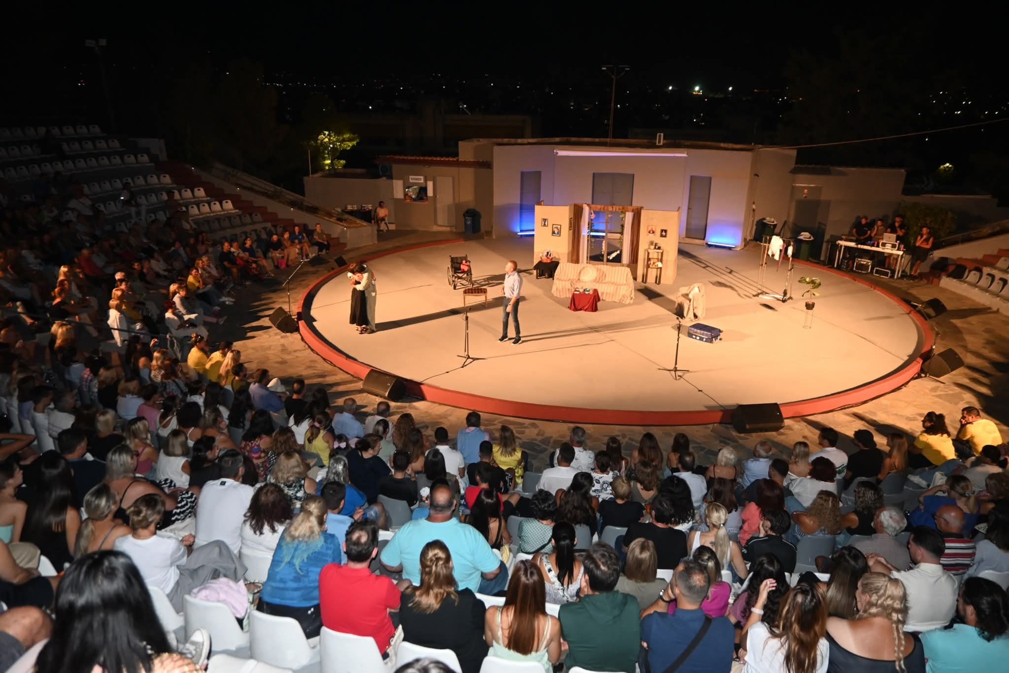 Με την κωμωδία «Εκ του Πατρός Γεννηθέντα» άνοιξε το φεστιβάλ «Βραδιές Πολιτισμού στις Αχαρνές 2025»