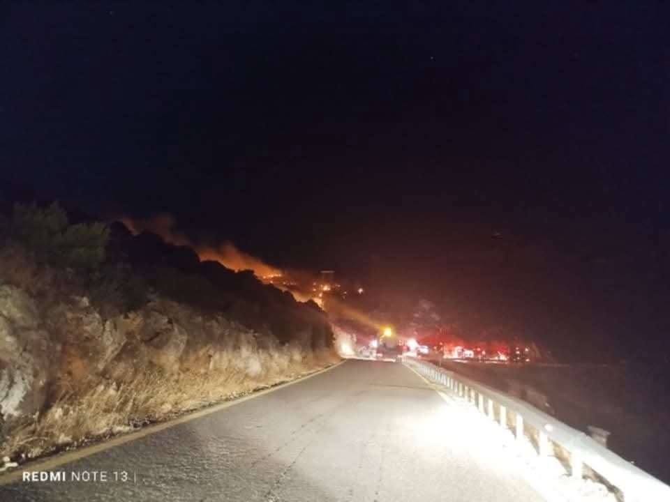 Διακοπή κυκλοφορίας στη Λ. Πάρνηθος από το ύψος του τελεφερίκ λόγω πυρκαγιάς κοντά στο Μπάφι
