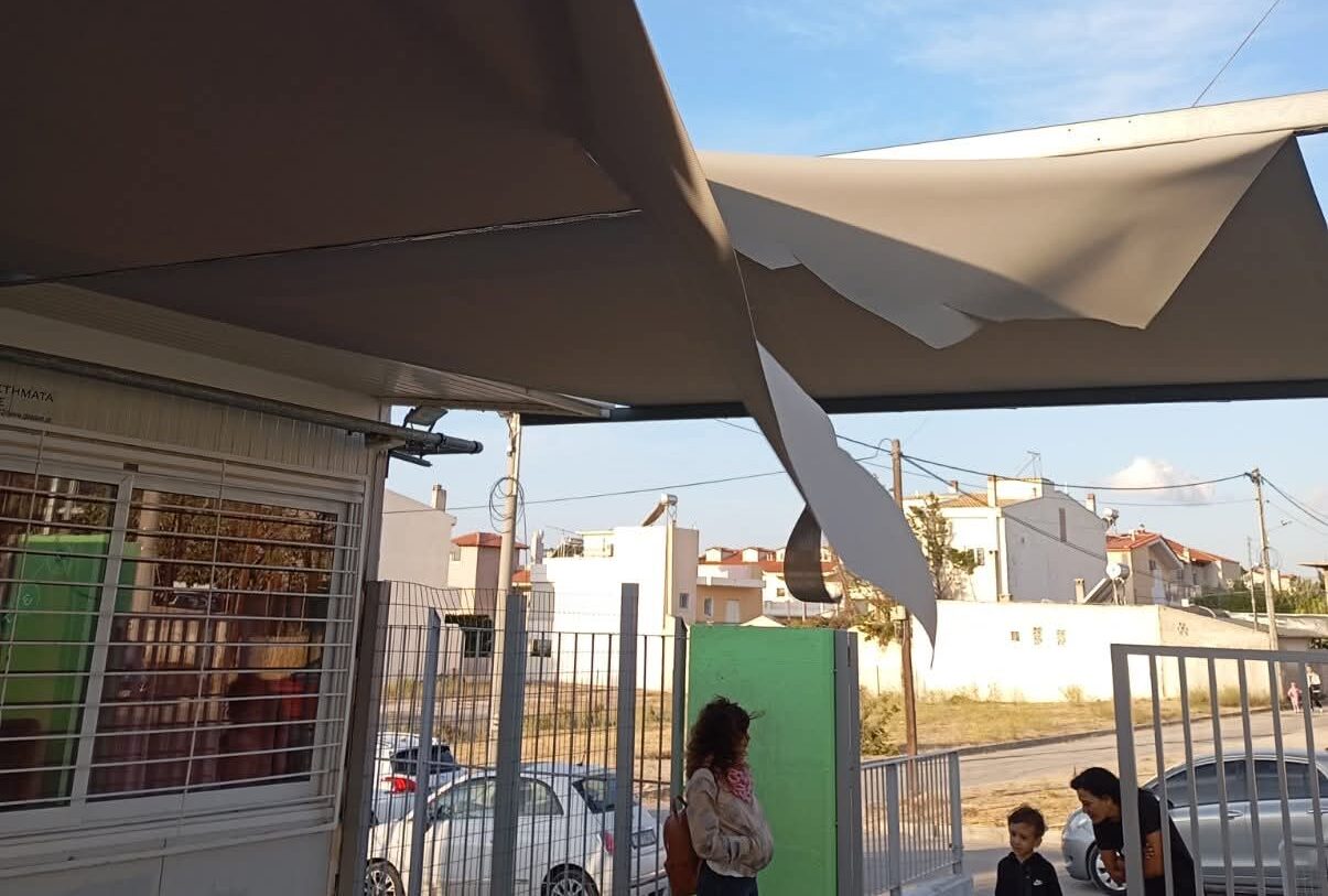 Αχαρνές: Απογοήτευση για τα σκισμένα σκίαστρα στο 6ο-12ο Δημοτικό