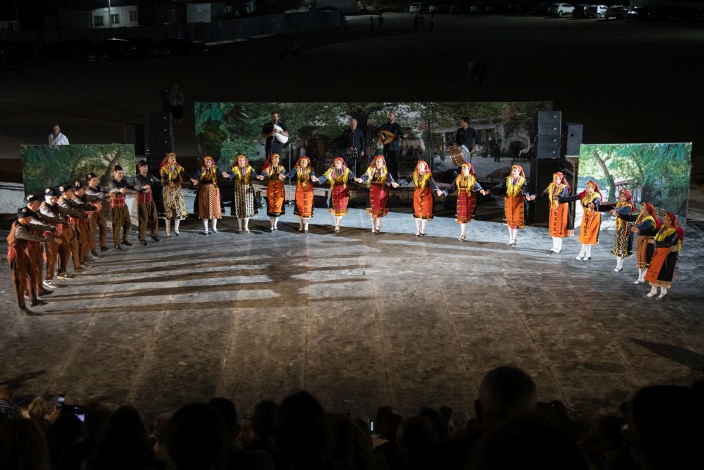 «10ο Συναπάντημα Παραδοσιακών Χορών» στο θέατρο Πέτρας: Αρώματα, σκοποί και χοροί της Μεσογείου