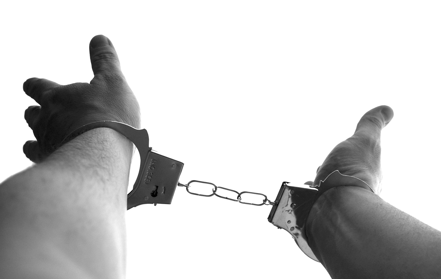 Εξαρθρώθηκε σπείρα που εξανάγκαζε ανήλικους να πωλούν λαθραία καπνικά προϊόντα σε ψιλικατζίδικα, μεταξύ αυτών και στο Ίλιον