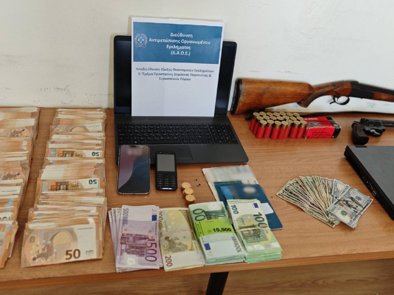 Πάνω από 5 εκατ. ευρώ στις τσέπες του φερόμενου ως αρχηγού από τις Αχαρνές και των συλληφθέντων για τα εικονικά τιμολόγια και τις απάτες με το ΦΠΑ