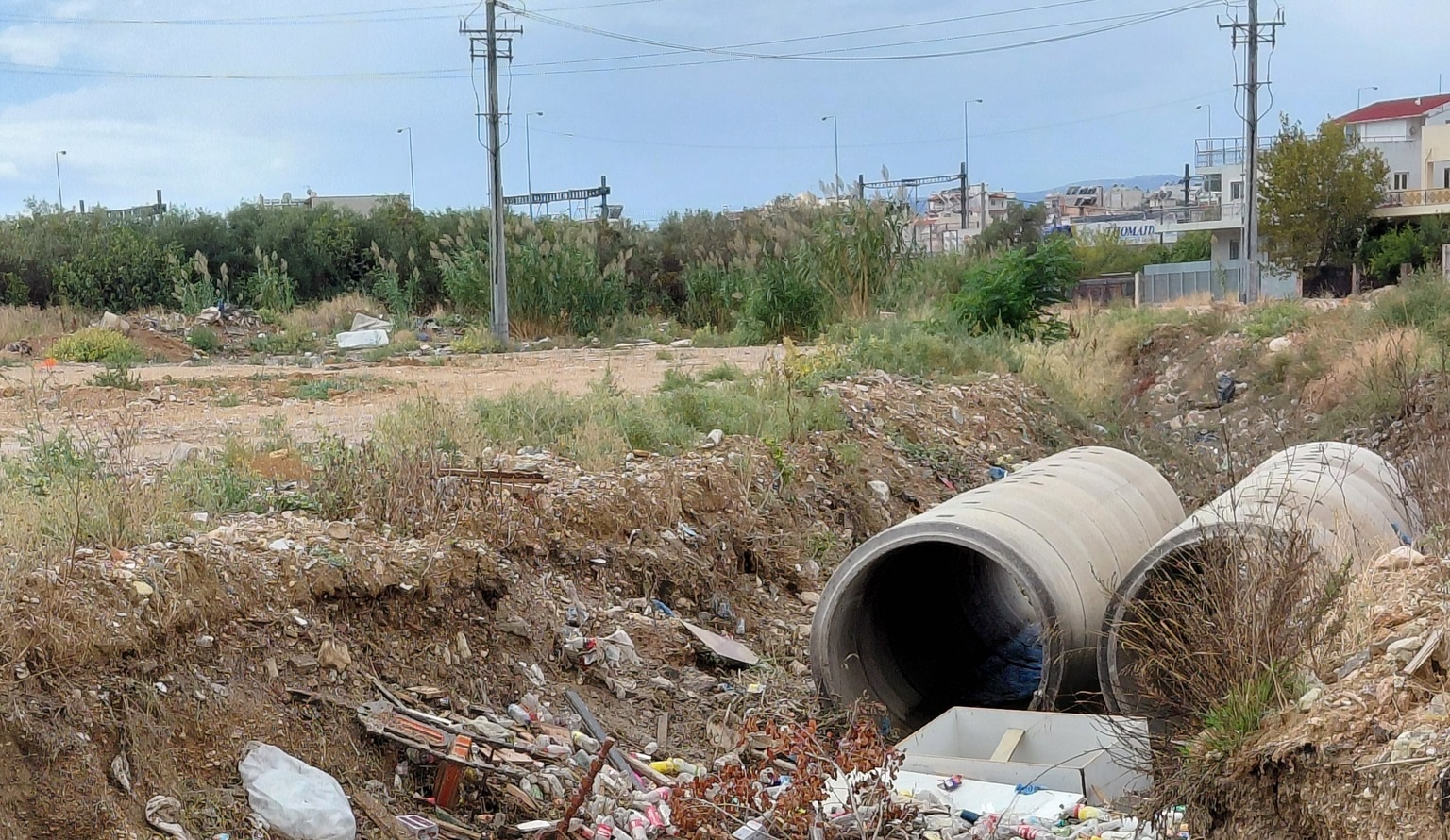 Αχαρνές: Απογοήτευση για την εικόνα του ρέματος της Αυλίζας λίγες ώρες μετά τον καθαρισμό του