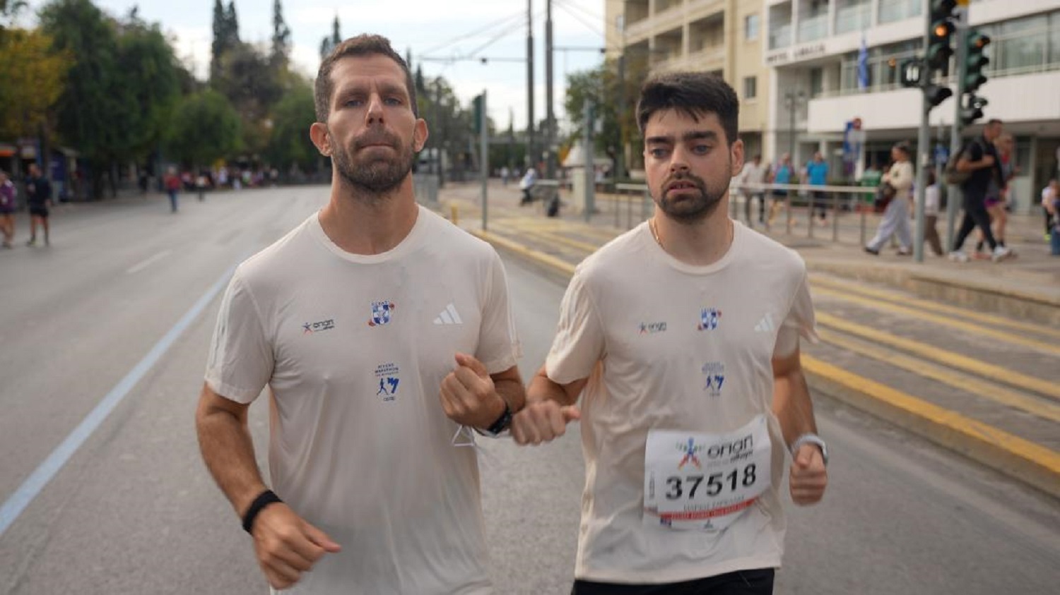 Το πιο δυνατό μήνυμα του Αυθεντικού Μαραθωνίου από τον Μάριο Σαρέλλα – Ο δρομέας με πρόβλημα όρασης που ξεχώρισε στην εφετινή διοργάνωση (vid.)