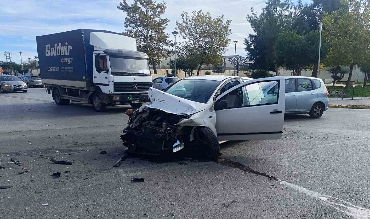 Αχαρνές: Τροχαίο ατύχημα στη διασταύρωση Μπόσδα και Φιλαδελφείας – Ευτυχώς χωρίς τραυματισμούς