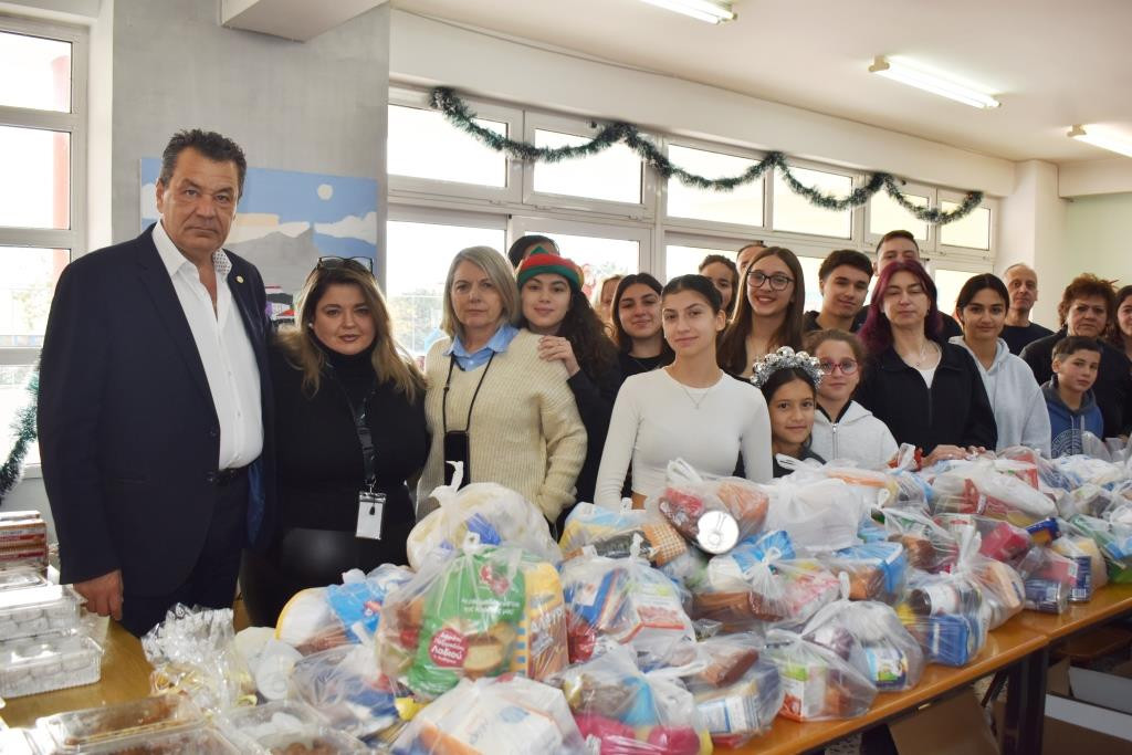 Τρόφιμα, δώρα και αγάπη μοίρασαν Ομάδα Εθελοντών Πολιτών και “ΤΑΞΙΔΕΥΤΕΣ” στον Δήμο Φυλής