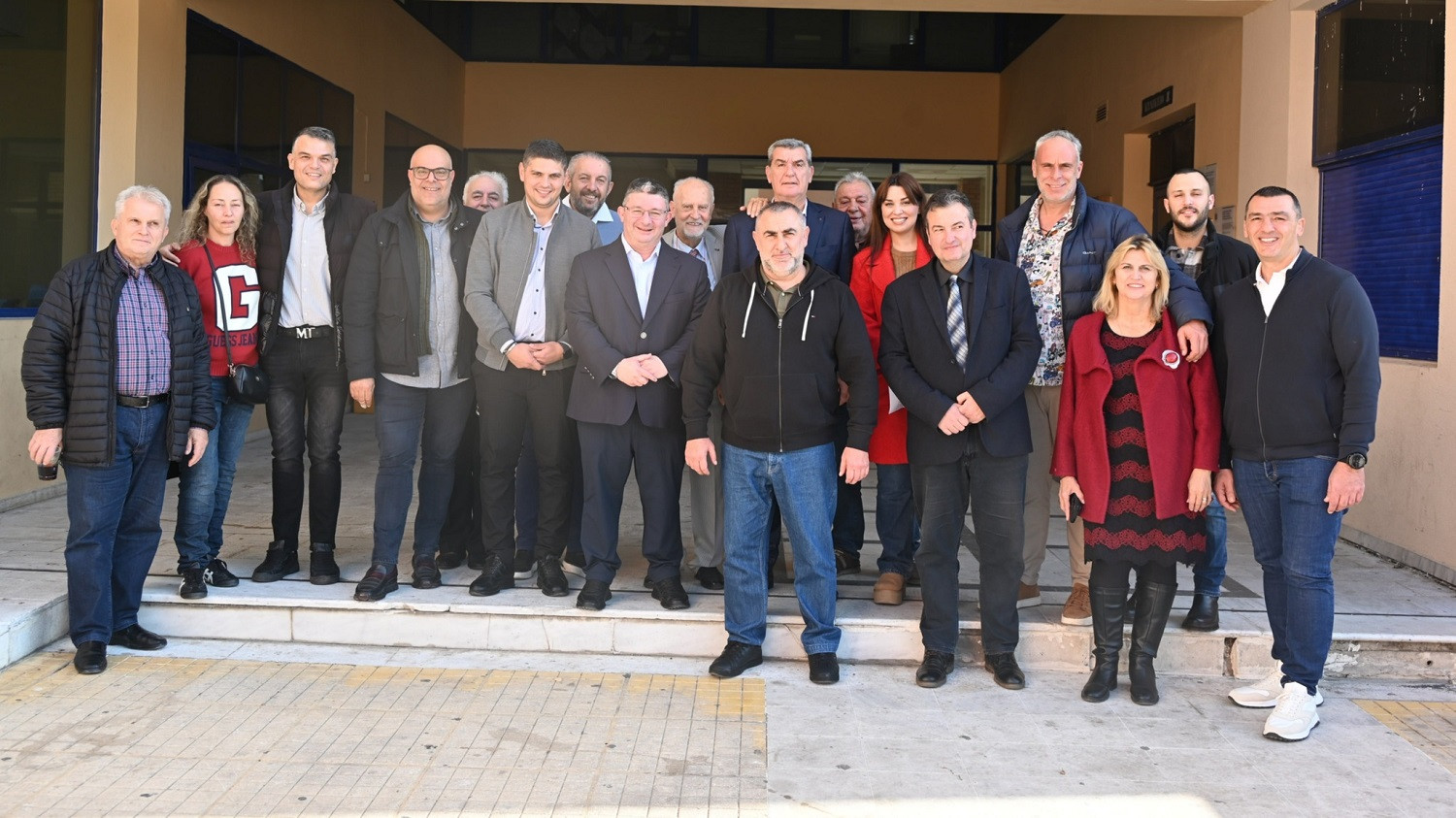 Ευχές με τους εργαζόμενους αντάλλαξε ο δήμαρχος Αχαρνών Σπύρος Βρεττός