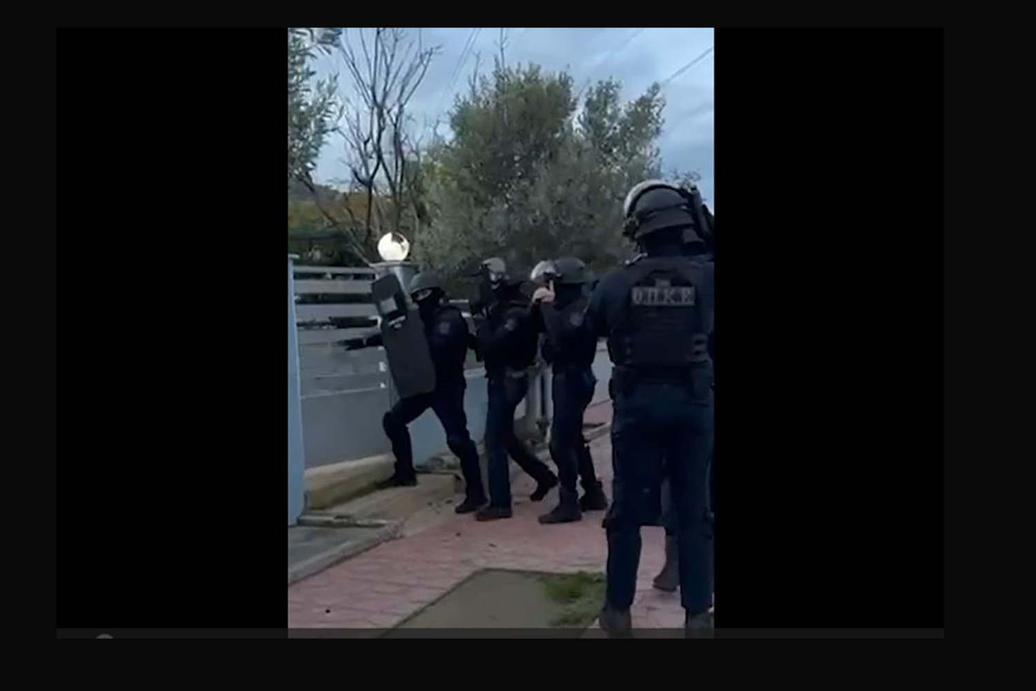 Μεγάλη αστυνομική επιχείρηση σε καταυλισμούς Ρομά για σπείρα διαρρηκτών (βίντεο)