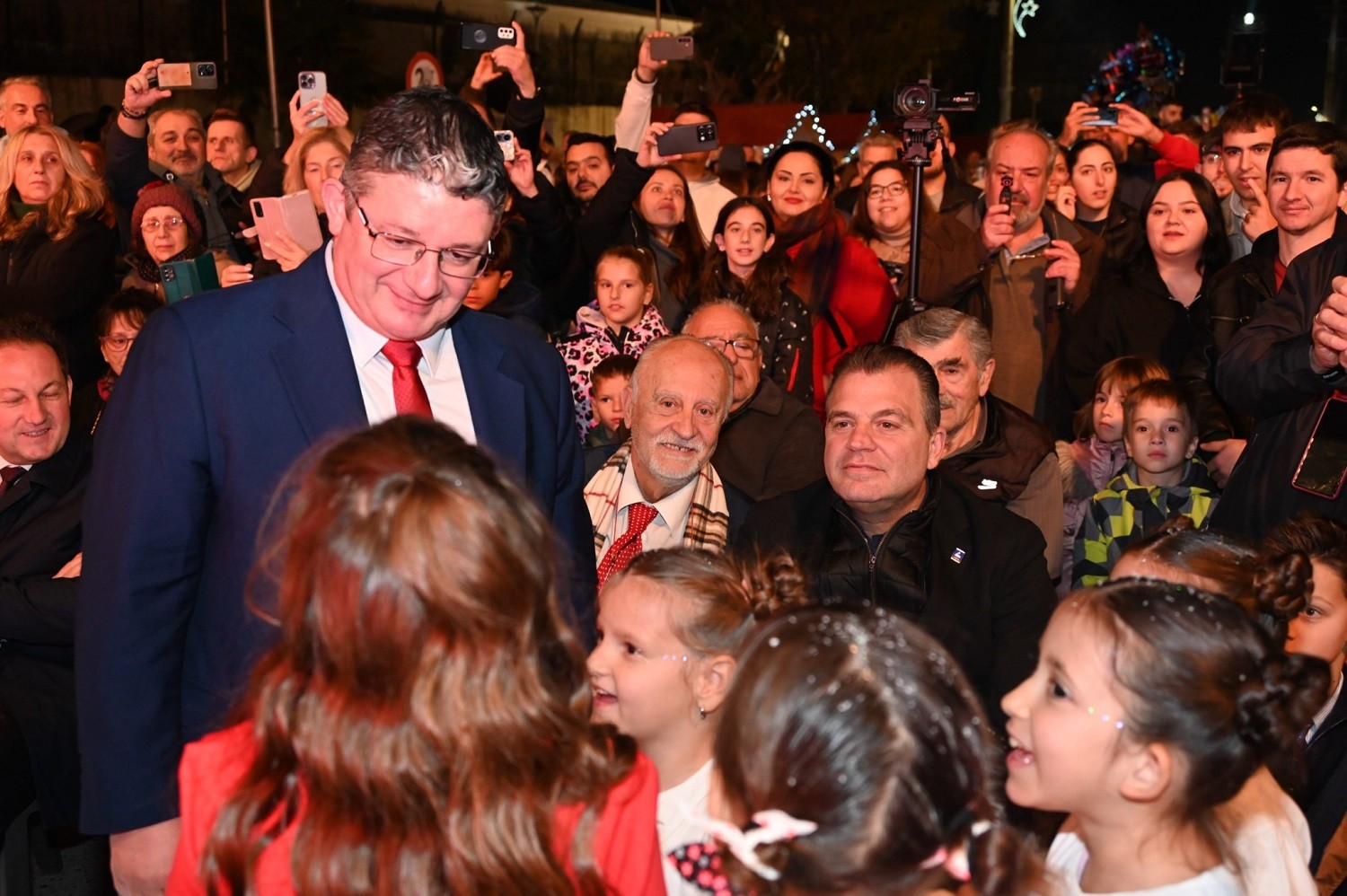 Με Λένα Ζευγαρά και άναμμα του Χριστουγεννιάτικου Δέντρου ξεκίνησαν οι εορταστικές εκδηλώσεις στις Αχαρνές (φωτό & βίντεο)