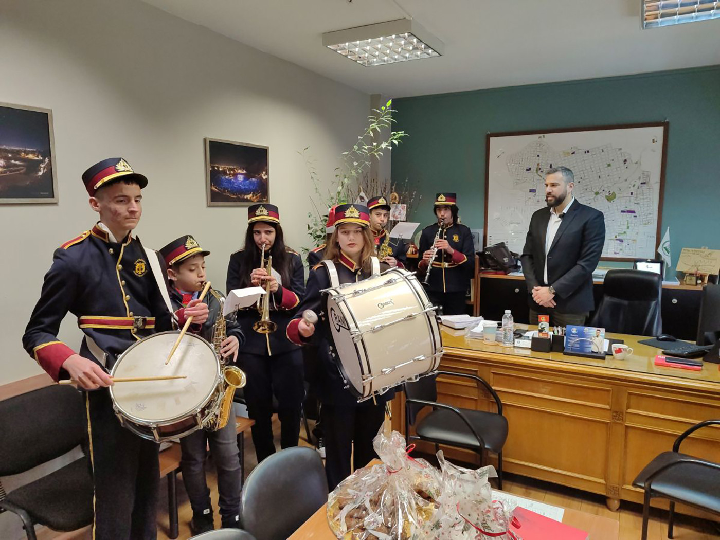 Τα κάλαντα της Πρωτοχρονιάς στον δήμαρχο Βαγγέλη Σίμο από τη Φιλαρμονική Δήμου Πετρούπολης