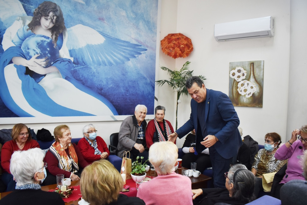 Ευχές και γλυκίσματα ενόψει των γιορτών στα ΚΑΠΗ Ζεφυρίου από τον Δήμο Φυλής
