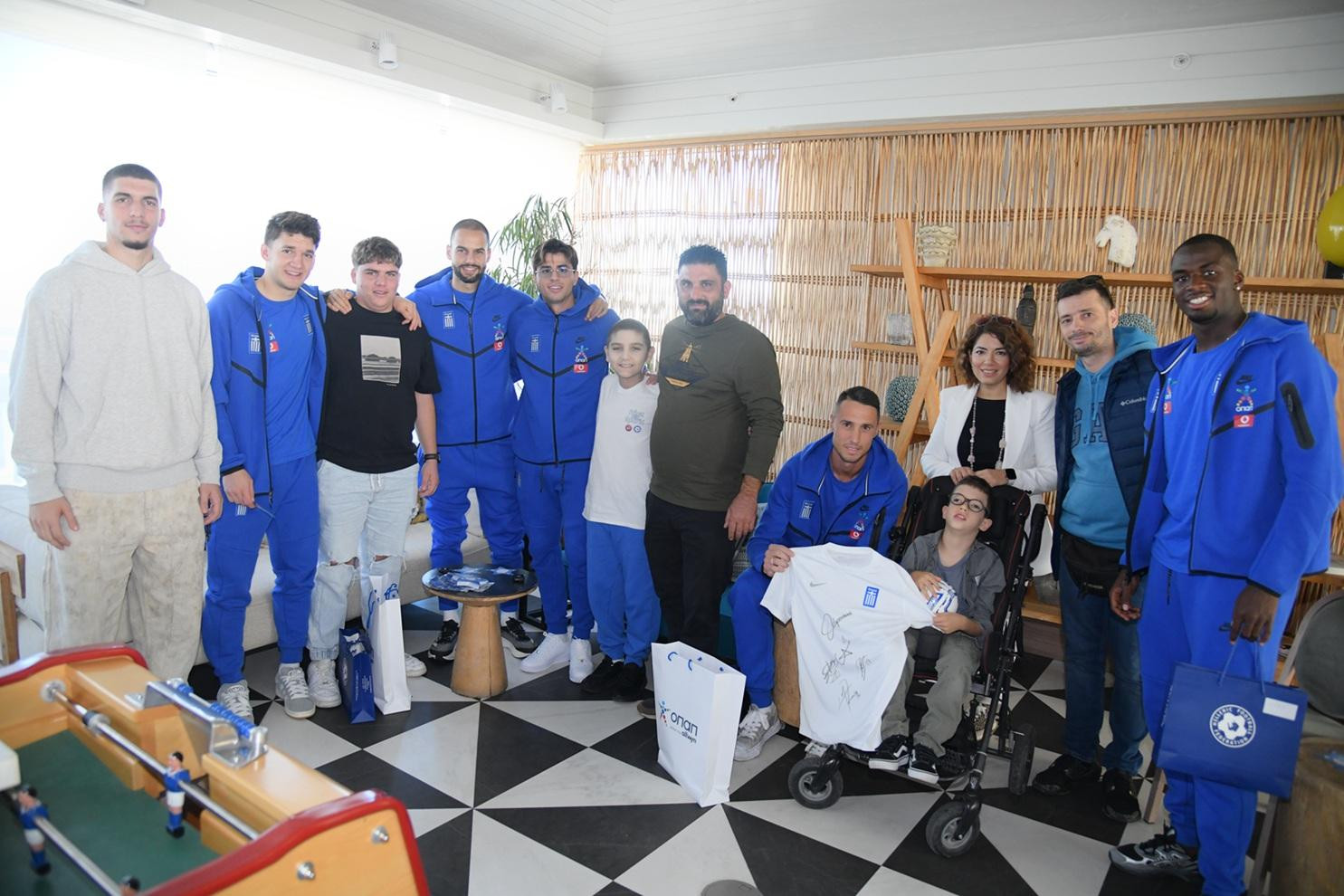 Τζόλης, Τετέι, Ρότα και Χατζηδιάκος έκαναν έκπληξη σε τρία παιδιά από το Make-A-Wish Ελλάδος (vid.) – Ο ΟΠΑΠ, Χρυσός Χορηγός της Εθνικής, προσέφερε μία αξέχαστη εμπειρία στα παιδιά