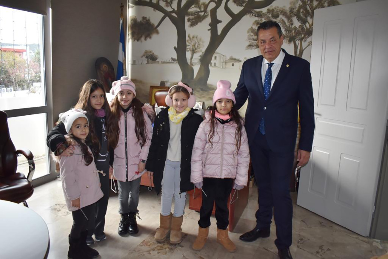 Πρωτοχρονιάτικα κάλαντα από τα παιδιά άκουσε ο δήμαρχος Φυλής Χρήστος Παππούς
