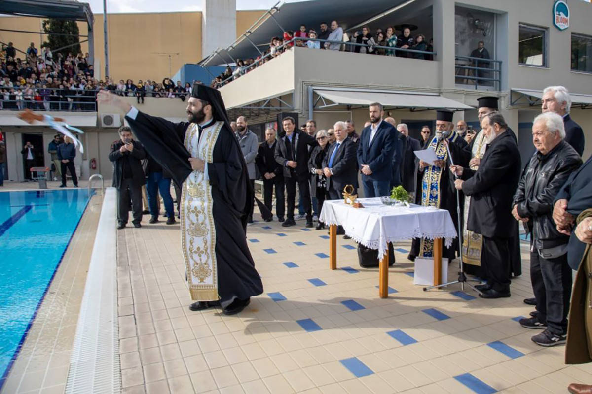 Πλήθος κόσμου στον Αγιασμό των Υδάτων στο Δημοτικό Κολυμβητήριο Πετρούπολης
