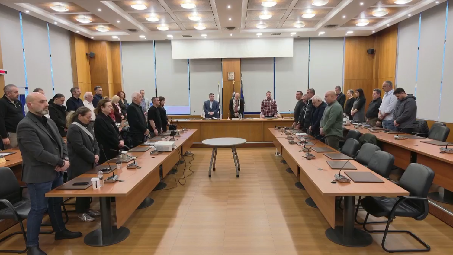 Δημοτικό συμβούλιο Αχαρνών: Ενός λεπτού σιγή για τα θύματα σε Βιολάντα και Ρουμανία – Αναβολή κοπής βασιλόπιτας της παράταξης της δημοτικής αρχής