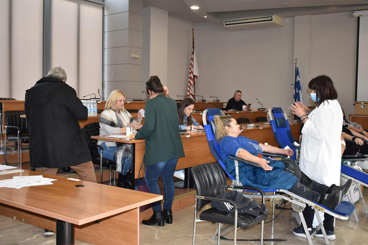 Αυξημένη, αλλά μικρότερη των αναγκών η εθελοντική αιμοδοσία στον Δήμο Φυλής – Κίνητρο στους υπαλλήλους για να συμμετέχουν