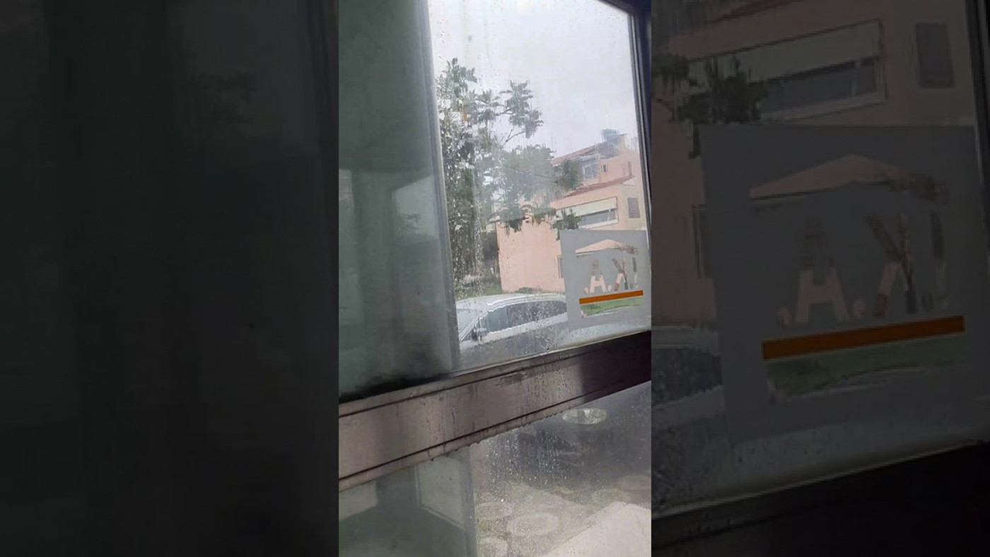 Με σκούπες και σφουγγαρίστρες μάζευαν οι εργαζόμενοι τα  νερά από τη βροχή στο Κέντρο Υγείας Άνω Λιοσίων – Πλήρης η αδιαφορία του Υπουργείου