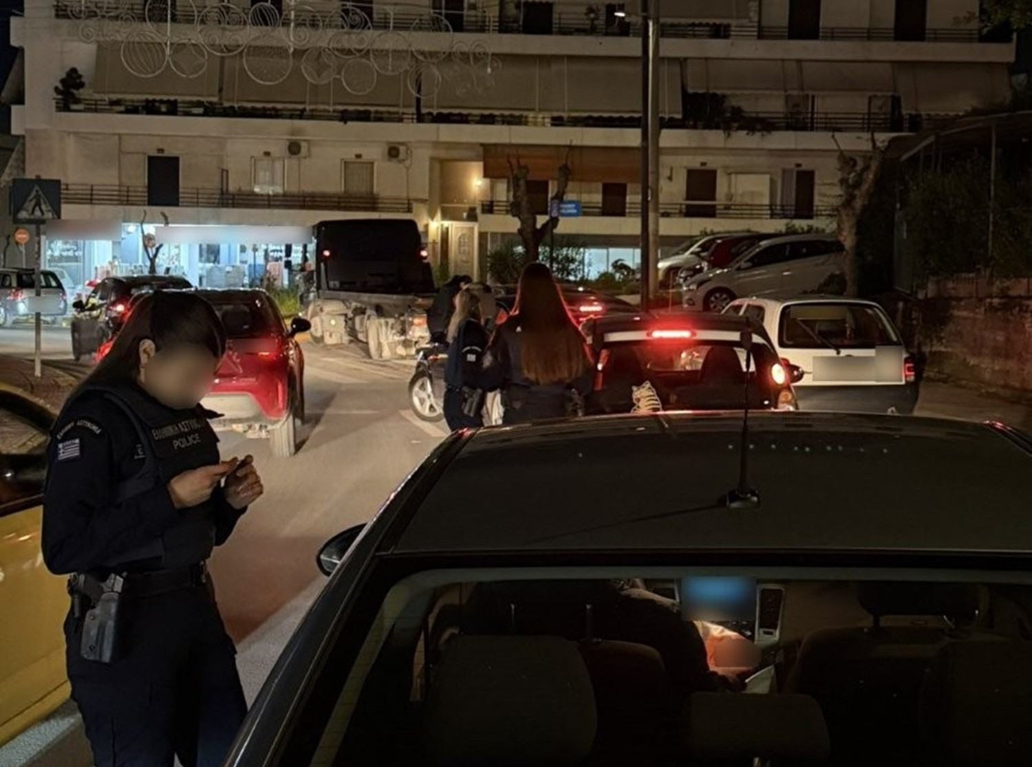 Νυχτερινή «σκούπα» της Τροχαίας στο Ίλιον: 41 παραβάσεις, 14 οχήματα στον γερανό σε μία μόνο εξόρμηση