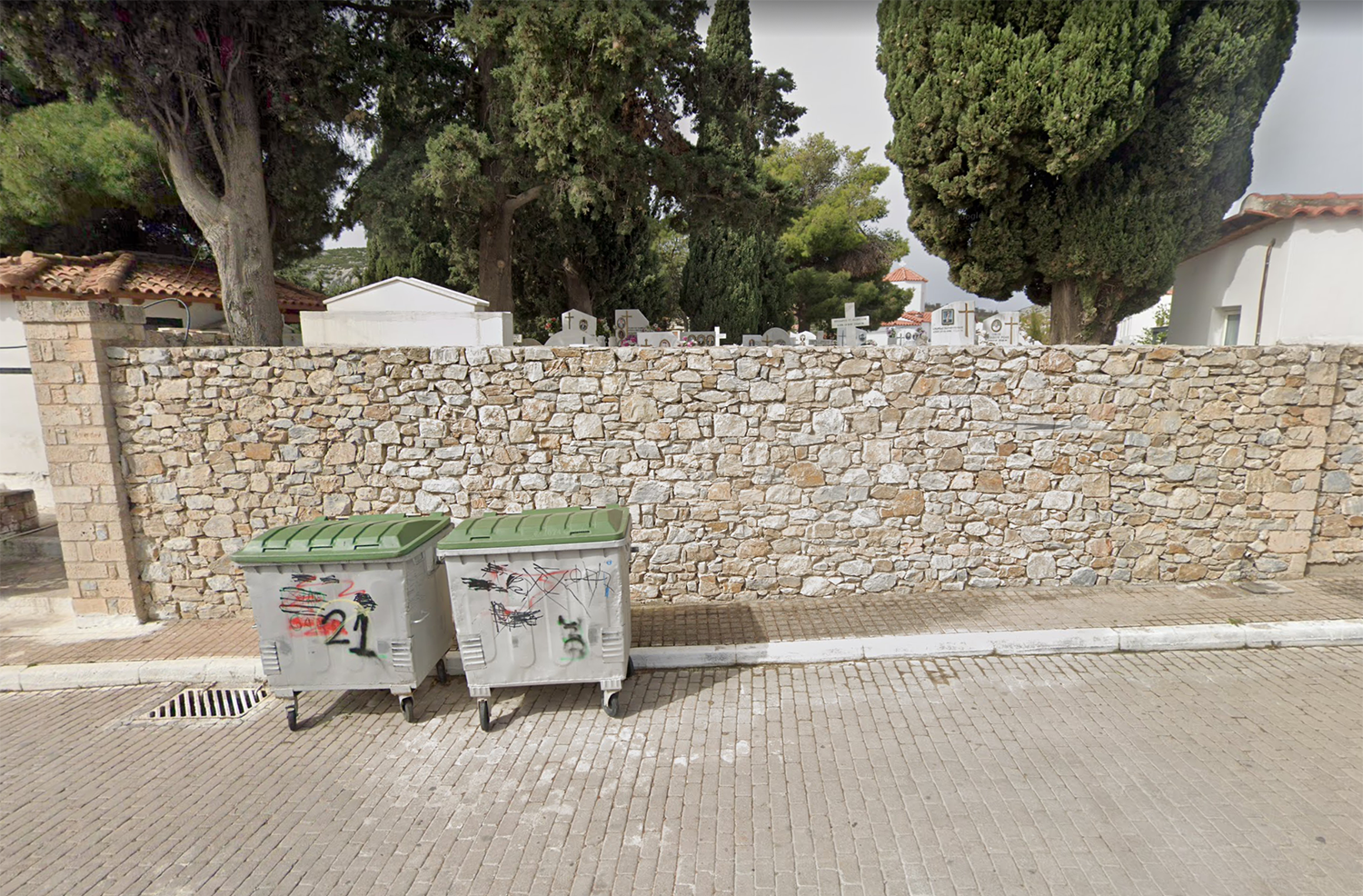 Καταγραφή και ταυτοποίηση οστών σε μαρμάρινες οστεοθυρίδες στο Κοιμητήριο Φυλής 