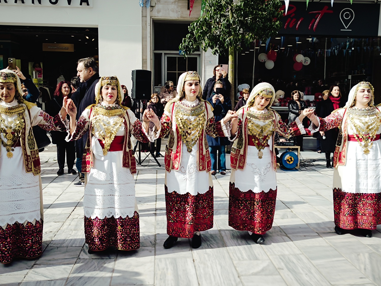 Το Λύκειο Ελληνίδων Αχαρνών τίμησε τις εκδηλώσεις για τον Άγιο Βλάσιο με παραδοσιακά χορευτικά