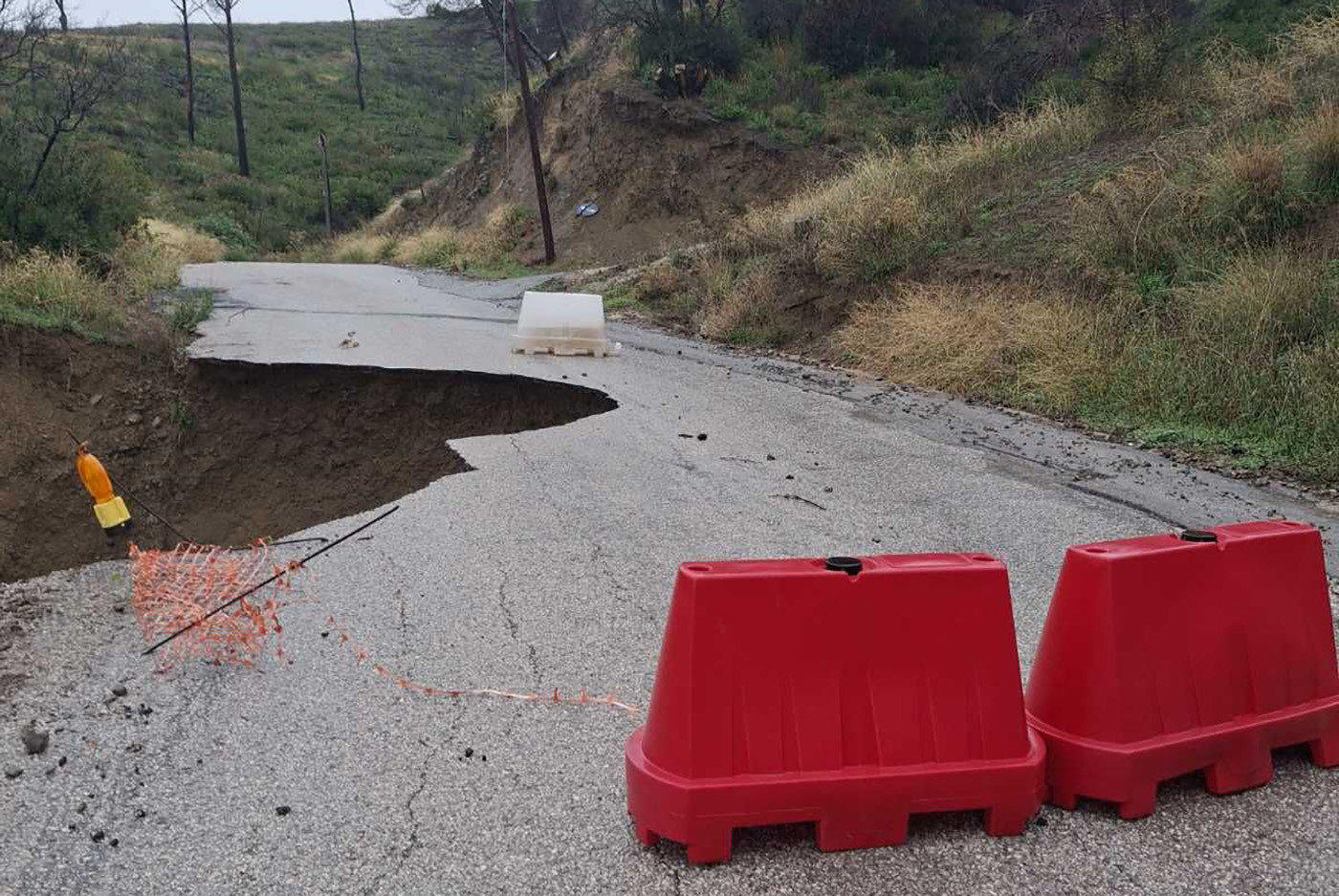 Έκλεισε ο δρόμος από Αχαρνές προς Μονή Ντάρδιζας. Εργασίες για να αποκατασταθεί το επικίνδυνο “χάσμα” – Διέλευση από Άνω Λιόσια