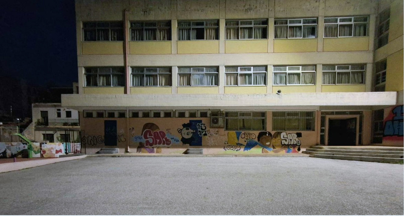 Ίλιον: Στο έλεος εξωσχολικών τα σχολεία. Ακαθαρσίες στο 14ο Δημοτικό Ιλίου, κατέστρεψαν και τις τοιχογραφίες