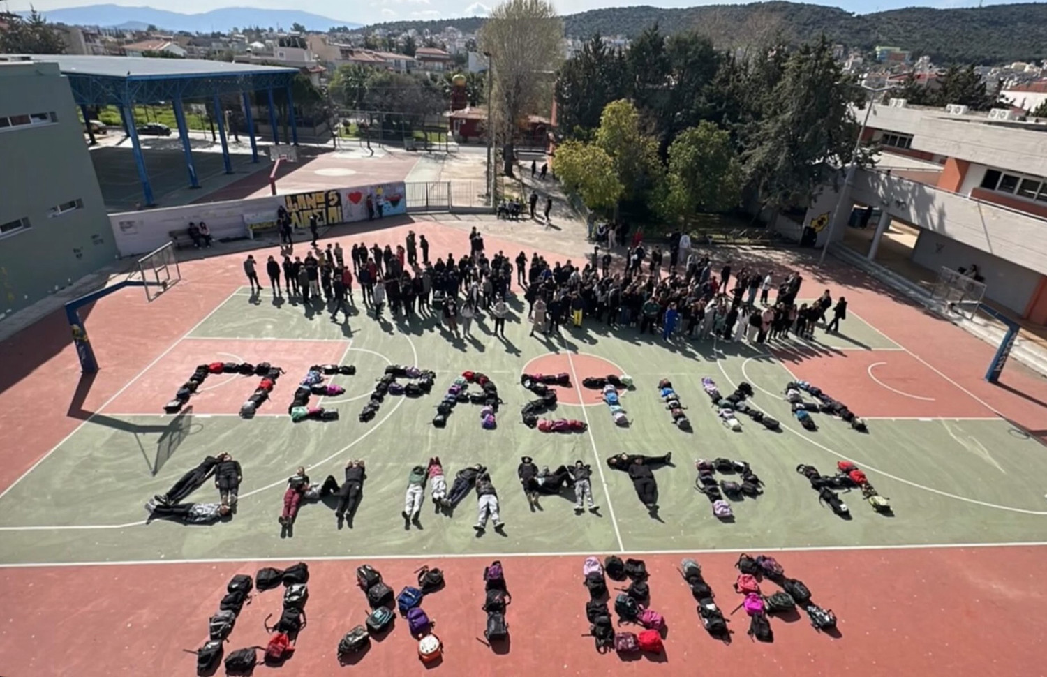 1ο Γυμνάσιο Άνω Λιοσίων: Κίνηση υψηλού συμβολισμού από μαθητές με αφορμή τον τραυματισμό του 14χρονου