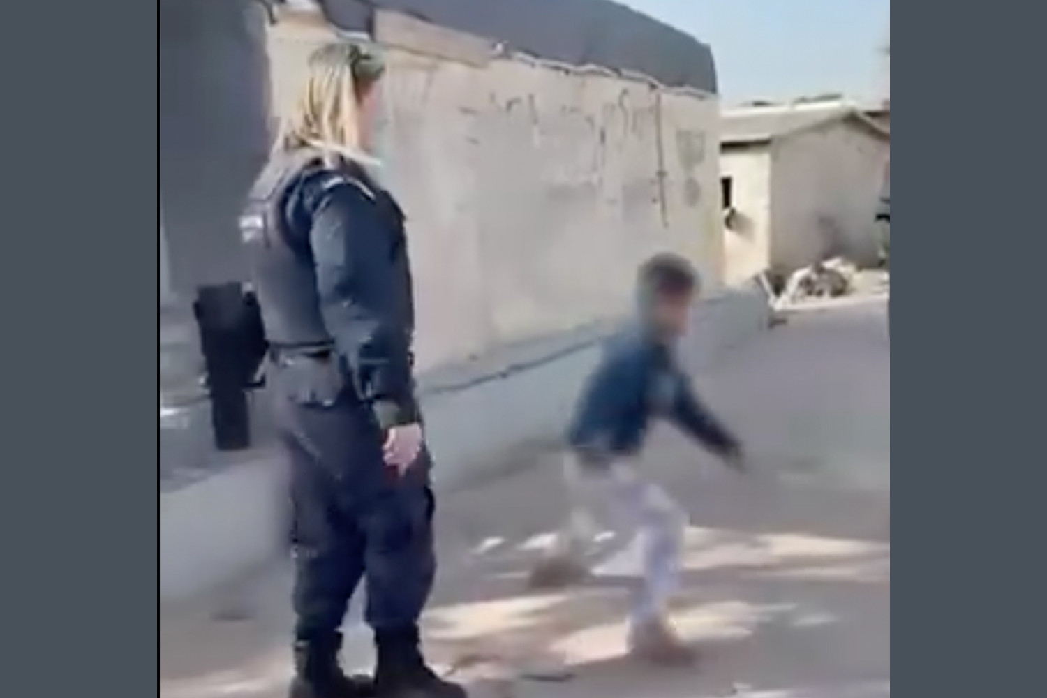 Ευρεία επιχείρηση στα Άνω Λιόσια: Μια βαθιά ανθρώπινη στιγμή με πρωταγωνίστρια γυναίκα αστυνομικό (βίντεο)