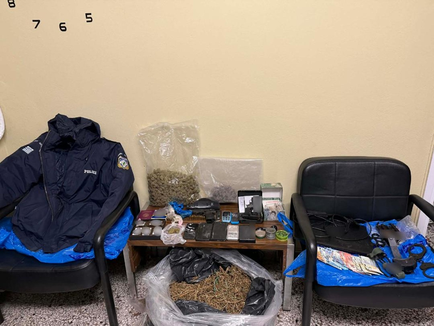 Ίλιον: Έφοδος σε διαμέρισμα αποκάλυψε οπλισμό και μεγάλες ποσότητες ναρκωτικών