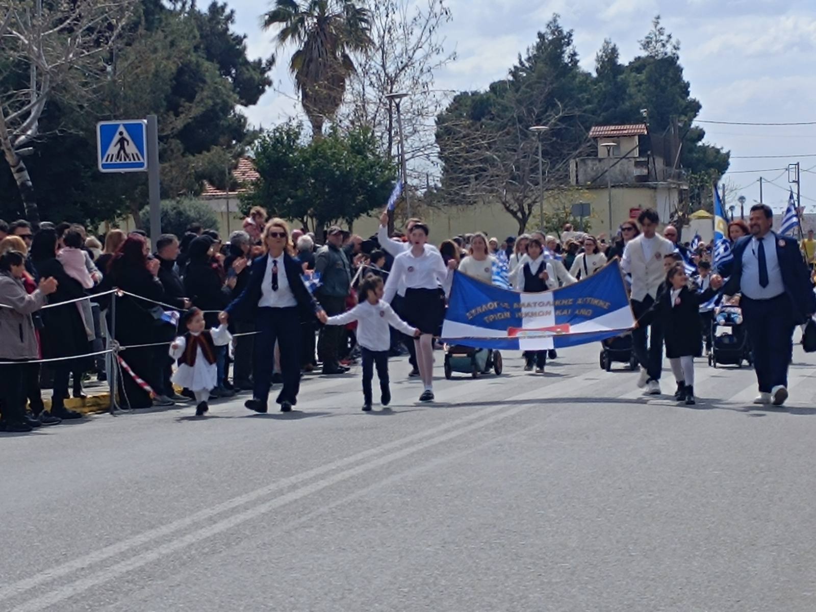 Με καρότσια και αγκαλιές παρέλασε ο Σύλλογος Τριτέκνων Ανατολικής Αττικής «Η Ζεστή Αγκαλιά» στις Αχαρνές