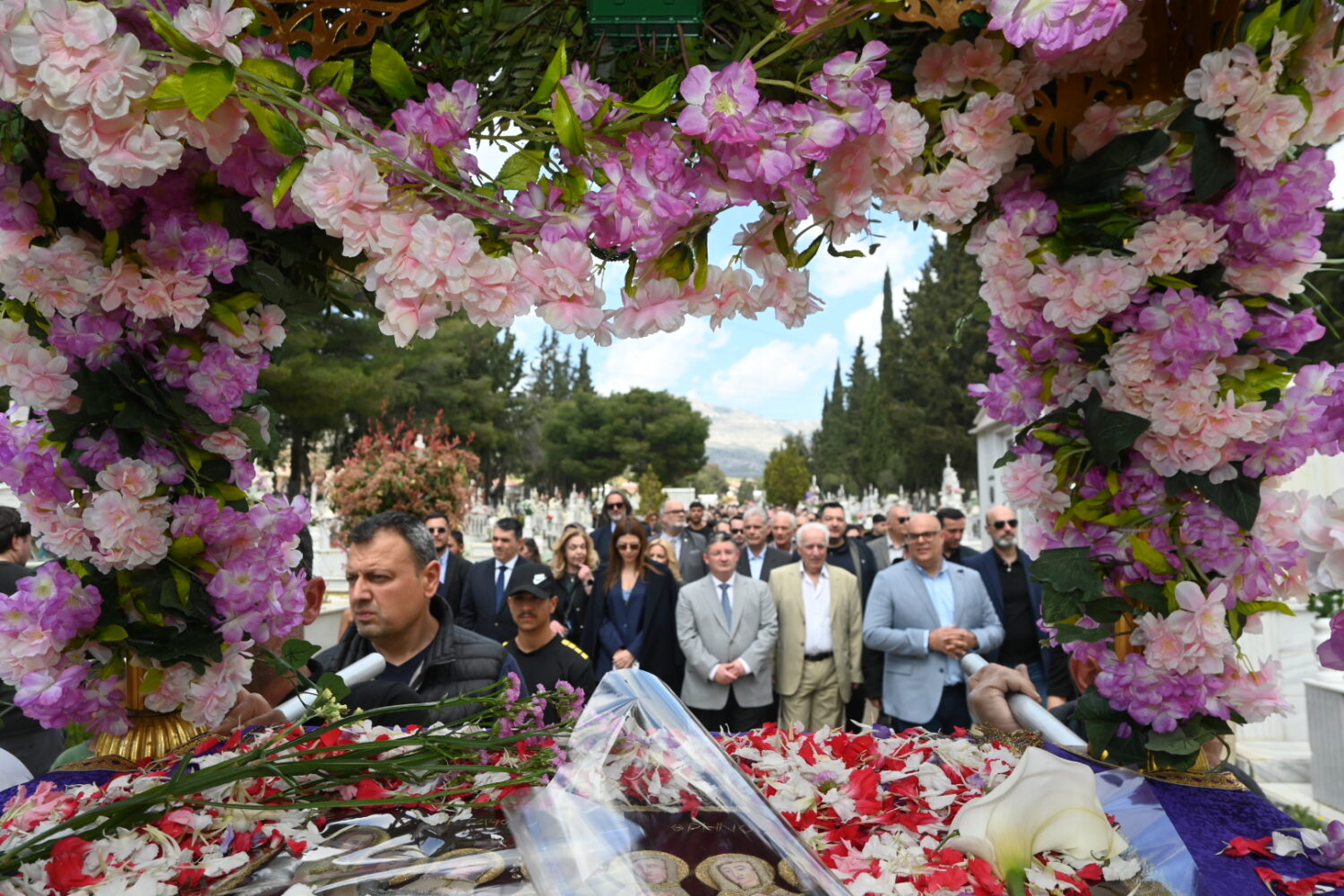 Αχαρνές: Σε κατανυκτικό κλίμα και με την παρουσία της Υπουργού Παιδείας η Περιφορά του Επιταφίου στο Νέο Κοιμητήριο