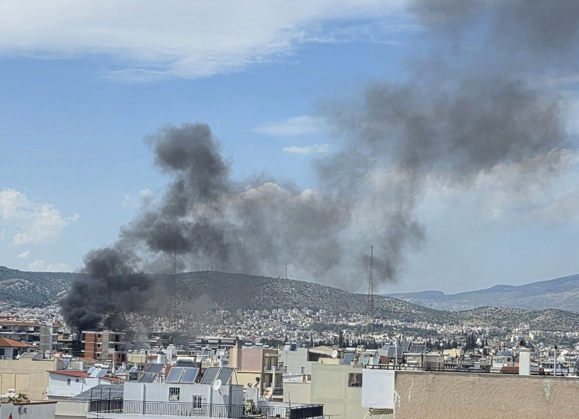 Στις φλόγες κατάστημα στο Ίλιον – Ισχυρή δύναμη της Πυροσβεστικής