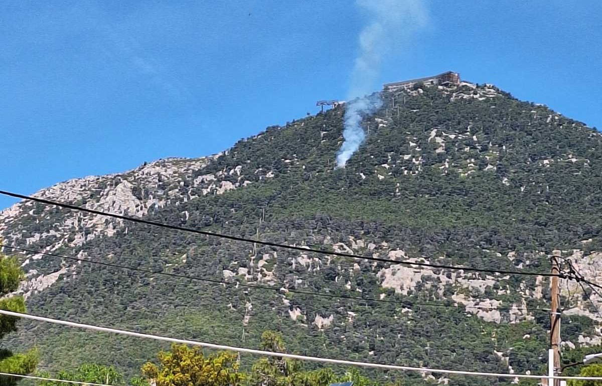 Φωτιά στην Πάρνηθα. Μεγάλη κινητοποίηση της Πυροσβεστικής – Διακοπή της κυκλοφορίας από το τελεφερίκ (βίντεο)