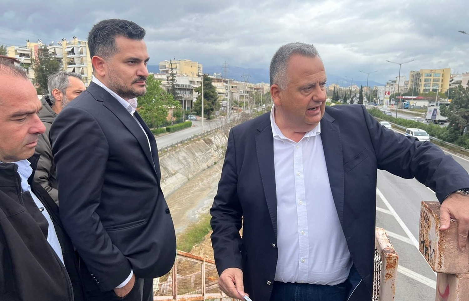 Αυτοψία και συνάντηση εργασίας για την άμεση αποκατάσταση της πεζογέφυρας Αγίων Αναργύρων – Νέας Φιλαδέλφειας