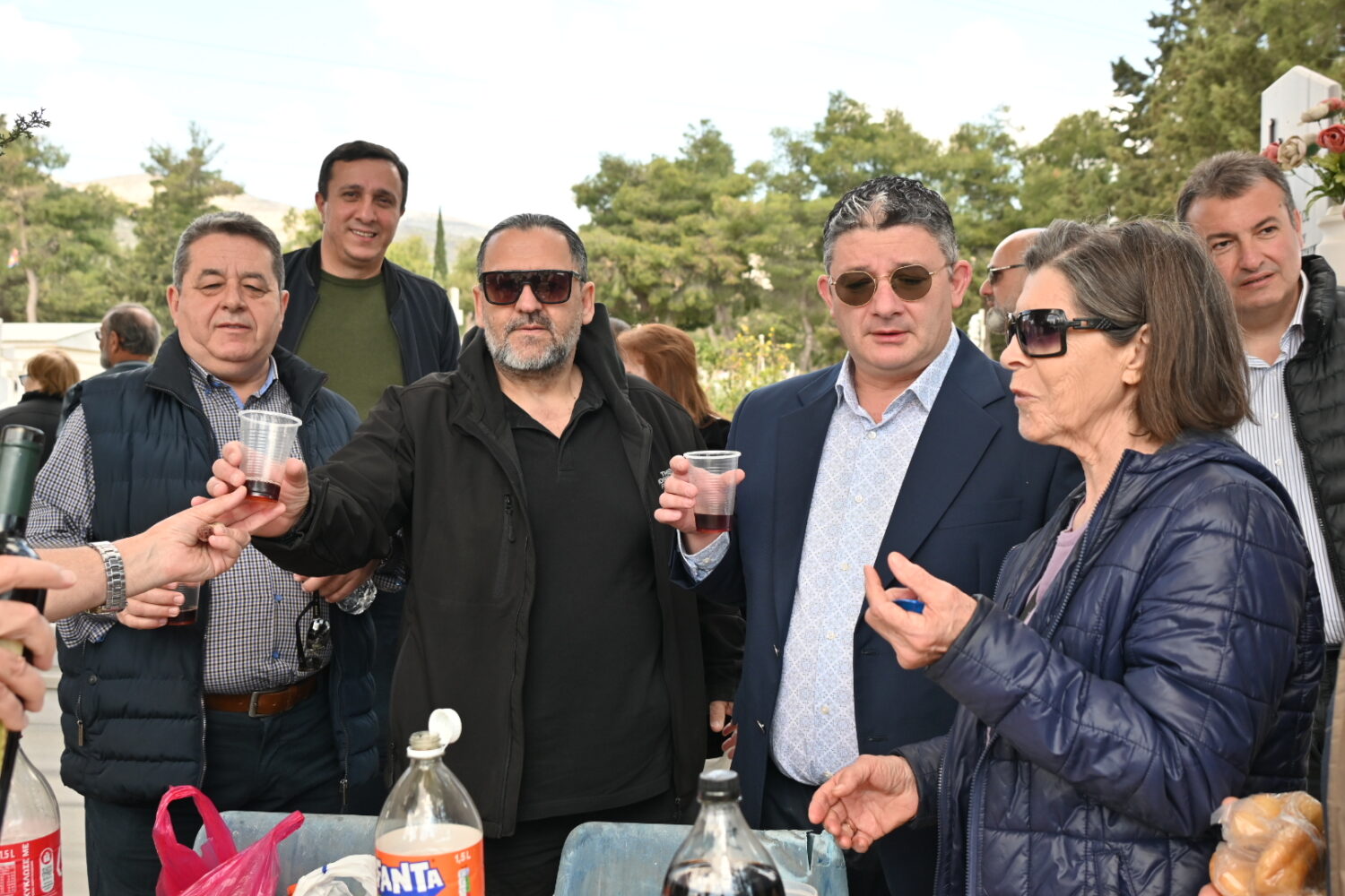 Αχαρνές: Συγκίνηση στο «Πάσχα των νεκρών» στο Νέο Κοιμητήριο