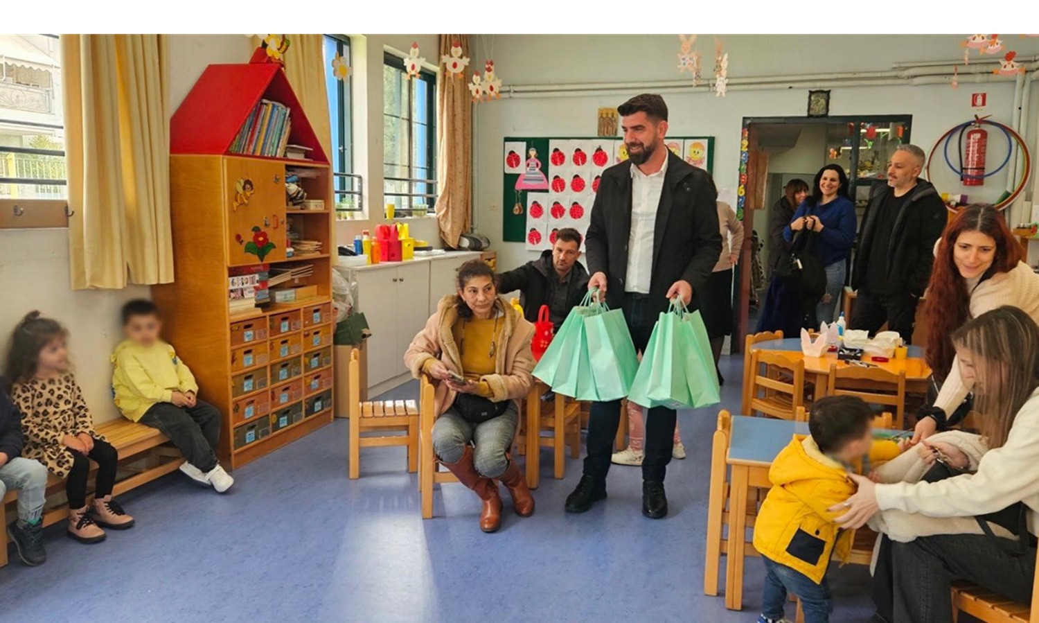 Γέμισαν χαμόγελα οι Βρεφονηπιακοί Σταθμοί του Δήμου Αγίων Αναργύρων – Καματερού από τη διανομή πασχαλινών δώρων