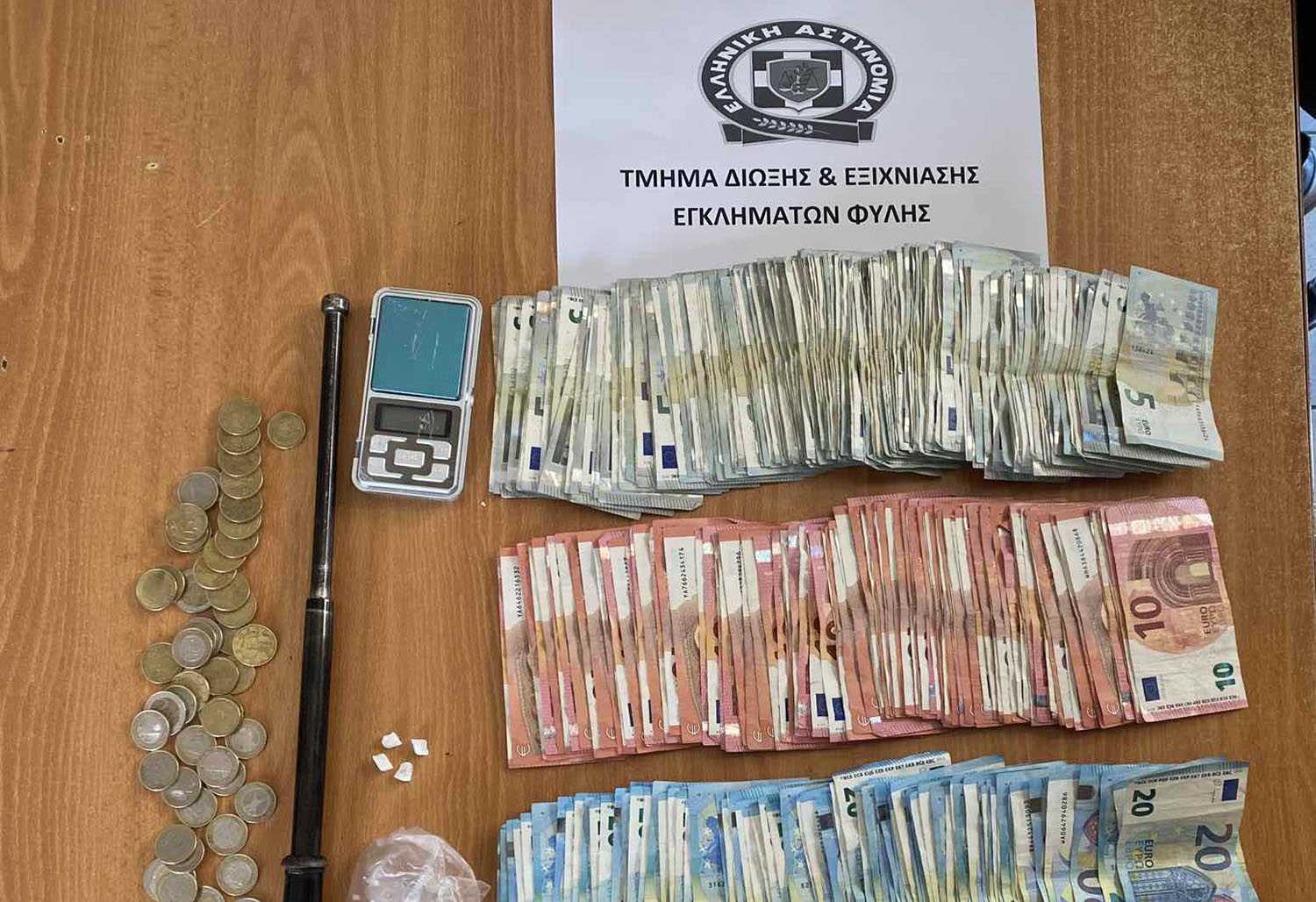 Στη φυλακή οι 2 γυναίκες που διακινούσαν ναρκωτικά σε οικισμό στα Άνω Λιόσια – Πώς οι αστυνομικοί έγιναν… οικοδόμοι για να “ξετρυπώσουν” τα ναρκωτικά