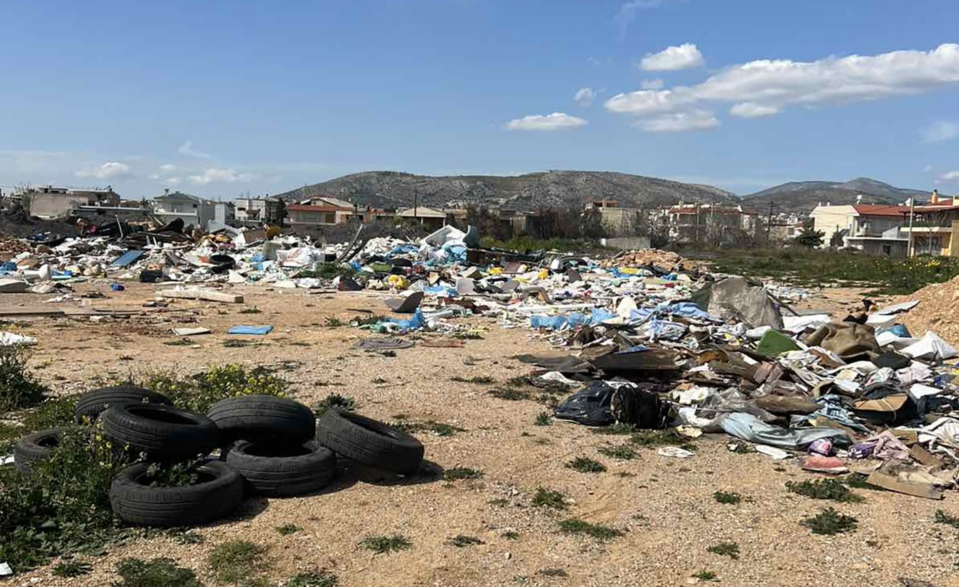 Γιατί επιτήδειοι επιλέγουν τα Άνω Λιόσια για να ρίχνουν παράνομα ογκώδη αντικείμενα – Είναι στόχος ή συγκεκριμένο μοτίβο;