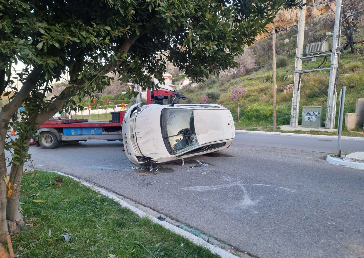 Φυλή: Αυτοκίνητο προσέκρουσε σε κολώνα και αναποδογύρισε – Σώος ο οδηγός (εικόνες)