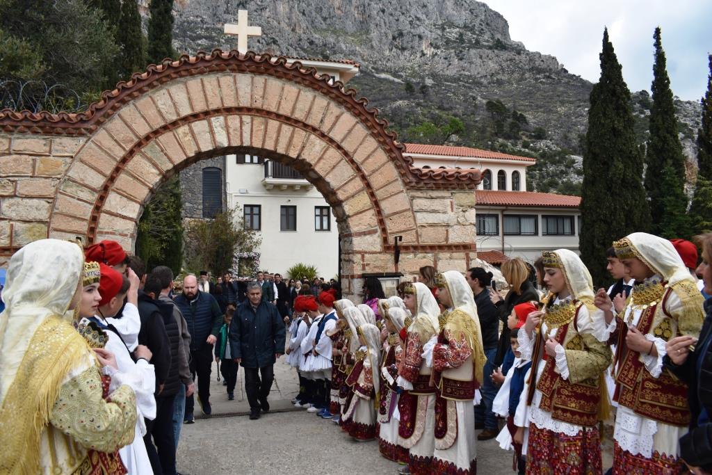 Με κατάνυξη, παράδοση και στα χέρια πιστών η Εικόνα της Παναγίας κατέβηκε από τη Μονή Κλειστών στη Φυλή