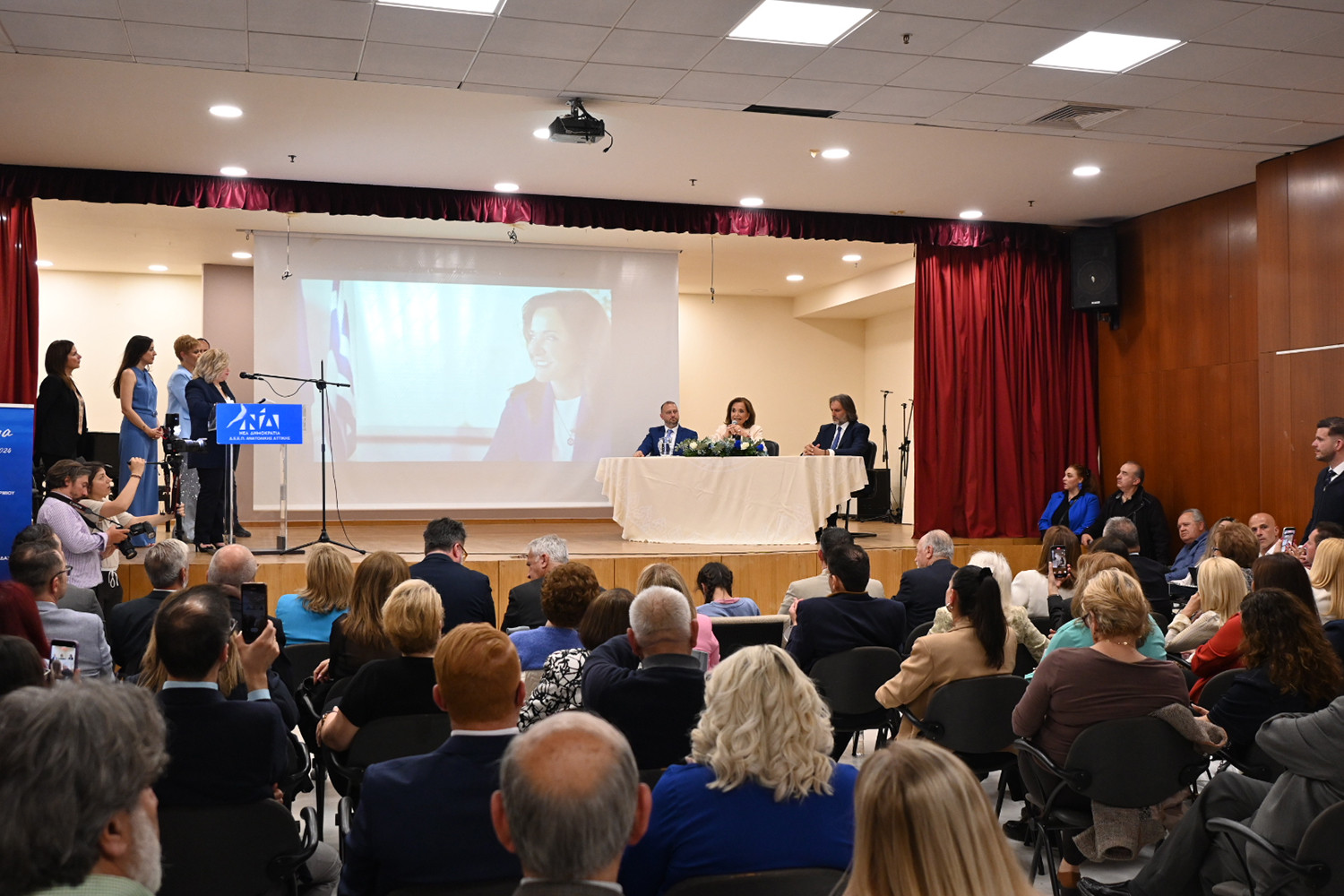 Στις Αχαρνές η Ντόρα Μπακογιάννη – Θερμή υποδοχή από Σπύρο Βρεττό και μέλη της Ν.Δ