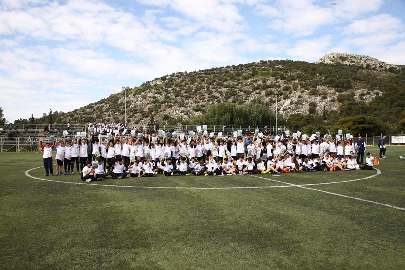 Πετρούπολη: «Πάσα στα θρανία» έκαναν 300 μαθητές με τη συνδρομή της ΕΠΟ 