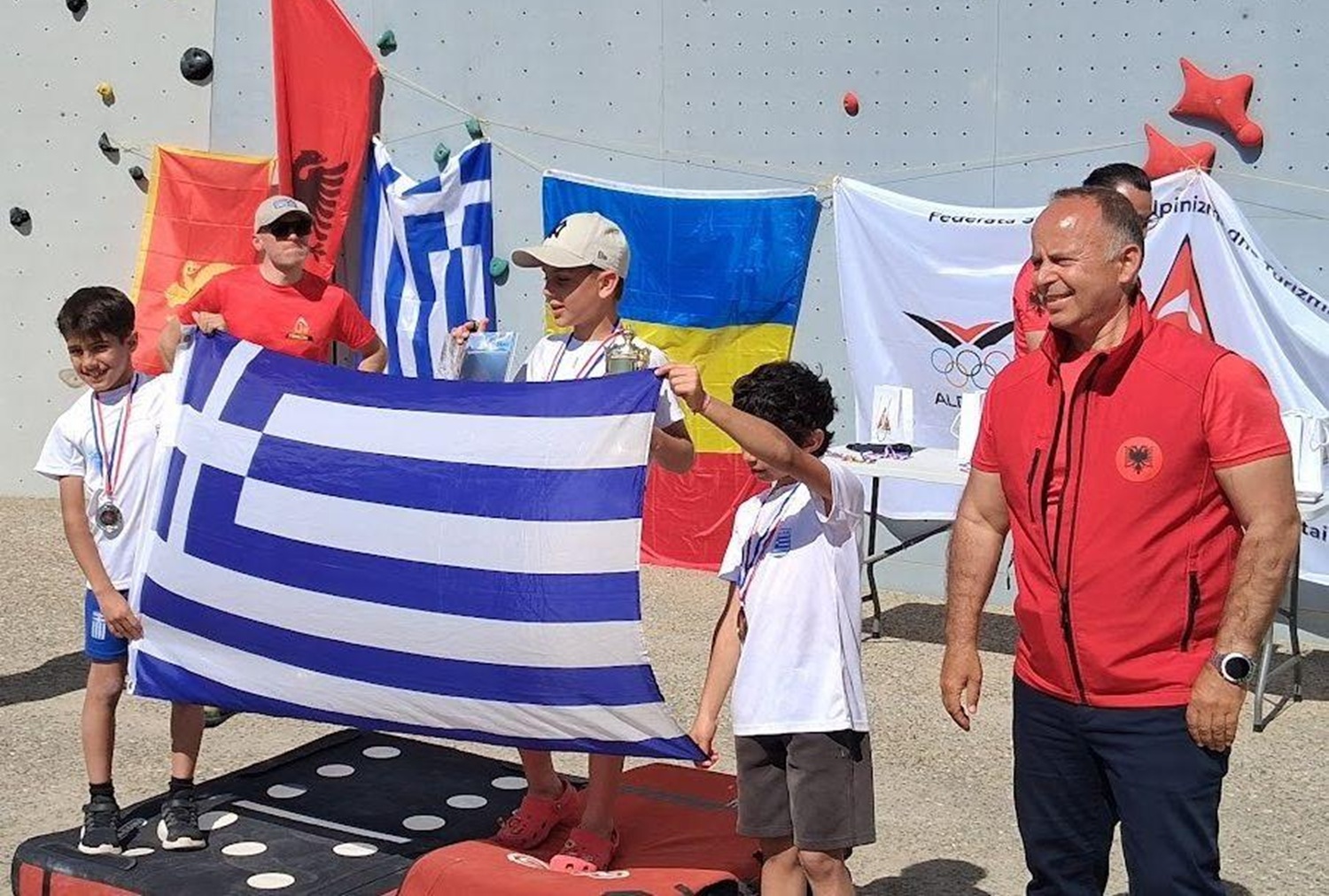 Συγχαρητήρια του Δήμου Πετρούπολης στους αθλητές του Πεζοπορικού Ορειβατικού Συλλόγου Πετρούπολης