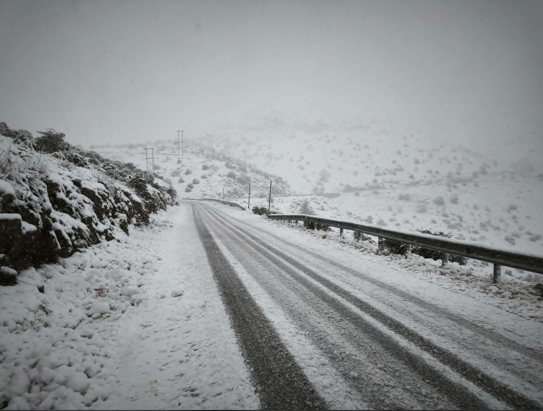Meteoacharnes: Όψιμη χιονόπτωση στην Πάρνηθα. Διακοπή της κυκλοφορίας από το τελεφερίκ – Η εξέλιξη του καιρού