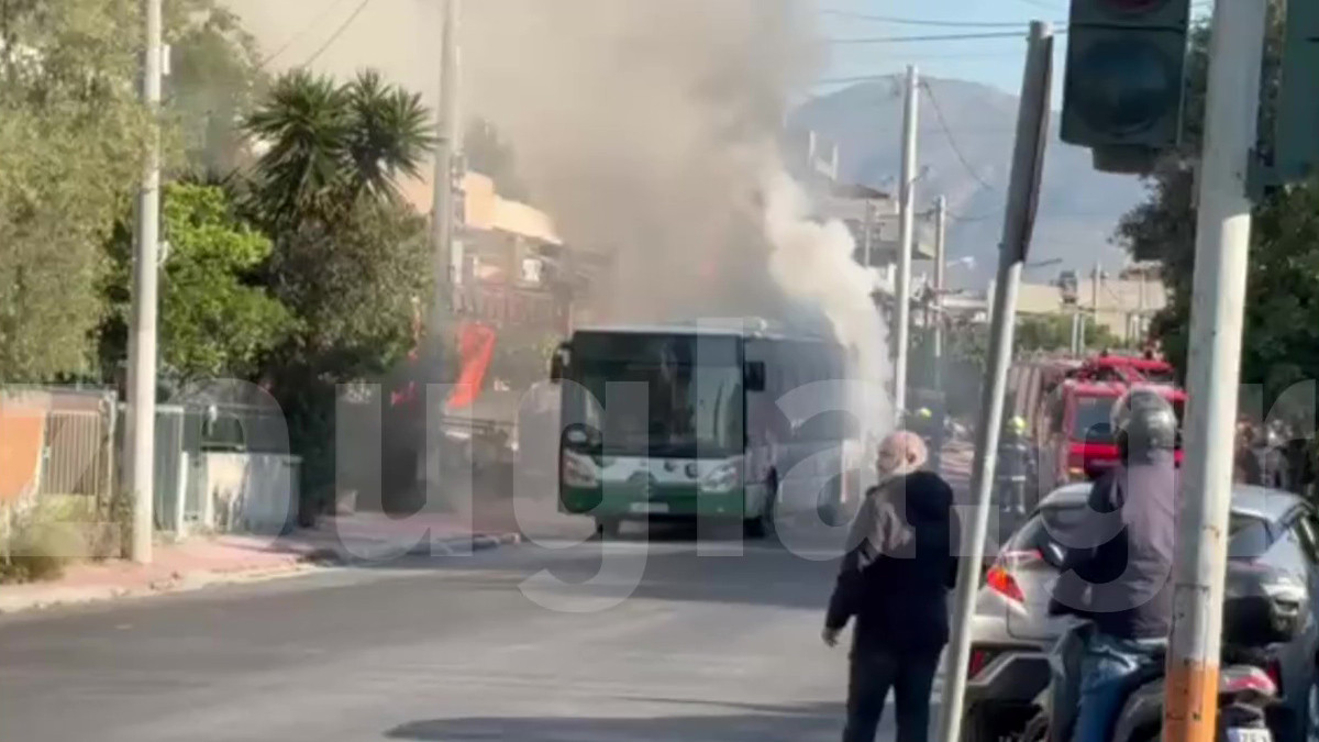 Ίλιον: Πυρκαγιά σε λεωφορείο ενώ βρισκόταν εν κινήσει – Διακοπή κυκλοφορίας στη Φυλής