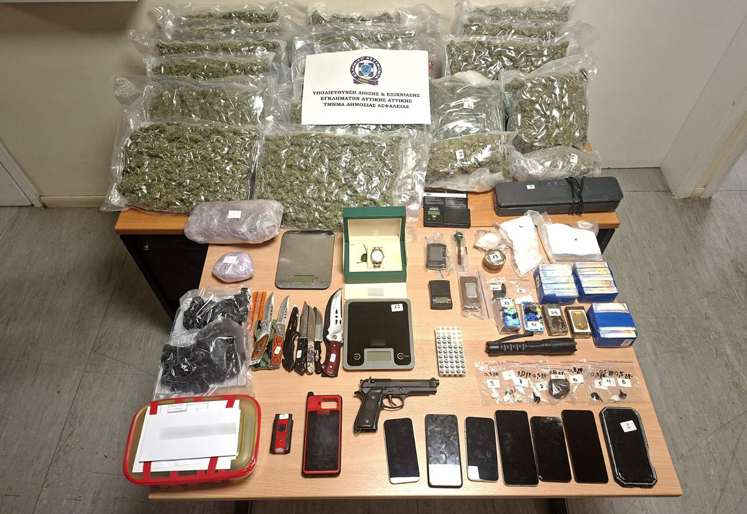 Δύο σπείρες με “πλοκάμια” και σε Ζεφύρι και Άνω Λιόσια εξάρθρωσε η αστυνομία – Έκλεβαν οχήματα και διακινούσαν ναρκωτικά