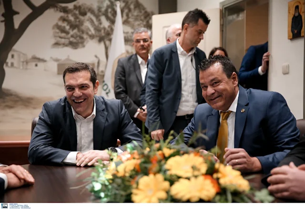 Παρών στην εκδήλωση του Αλέξη Τσίπρα ο Χρήστος Παππούς – Μια… κολόνια που κρατάει χρόνια έστω και με διαφορετικές πολιτικές αφετηρίες